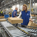 Femme travaillant dans un entrepôt